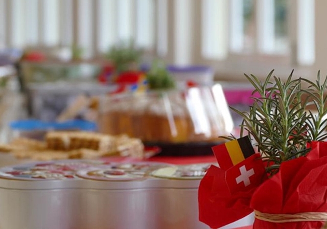 Lauter kulinarische Köstlichkeiten aus unterschiedlichen Kulturen gab es am Schulmorgen zu entdecken. (Bild: ZVG)