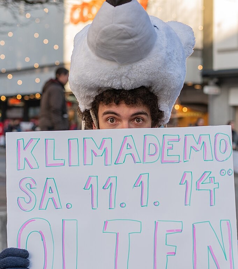 Ein als Eisbär verkleideter Klimaaktivist an der Mobilisierungsaktion vom 21. Dezember auf der Kirchgasse. (Bild: ZVG)