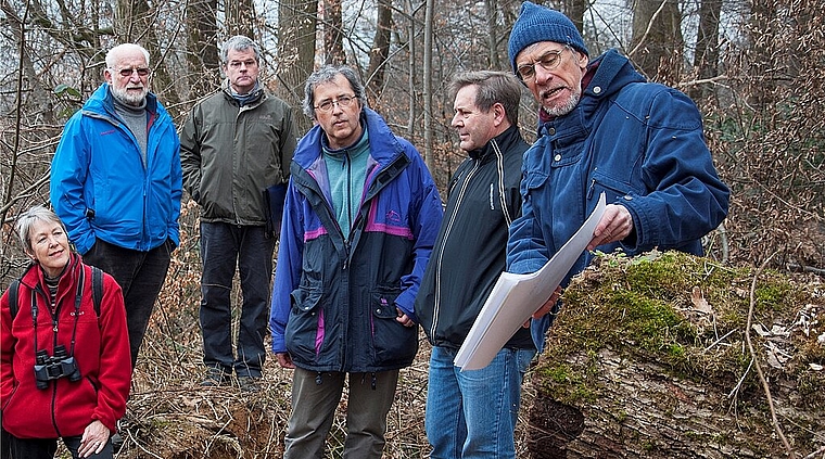Jürg Schlegel (rechts aussen) über die Bedeutung Eiche im Wandel der Zeit. P. Schoch)
