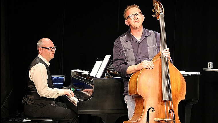 Viel Spass auf und neben der Bühne - Musiker Roman Wyss und Erzähler/Musiker Philipp Galizia in «Nachtschatte». (Bild: mim)