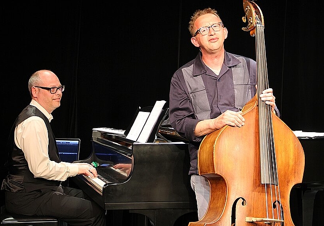 Viel Spass auf und neben der Bühne - Musiker Roman Wyss und Erzähler/Musiker Philipp Galizia in «Nachtschatte». (Bild: mim)
