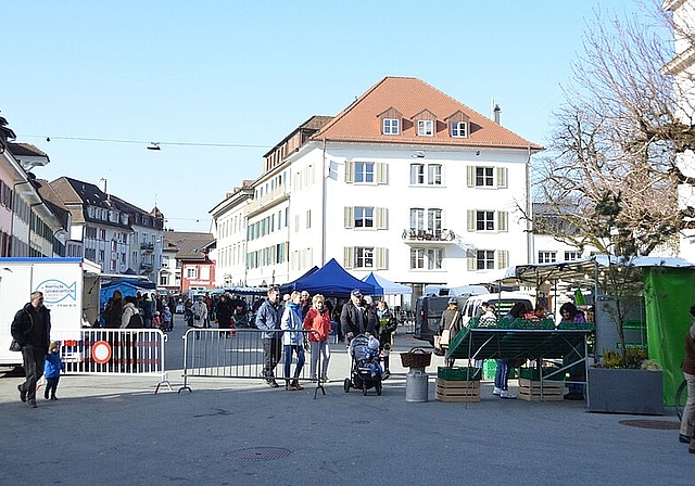 Versuchsweise werden bis Ende April verlängerte Öffnungszeiten des Wochenmarkts auf der Kirchgasse bis 12.30 Uhr getestet. (Bild: ZVG)