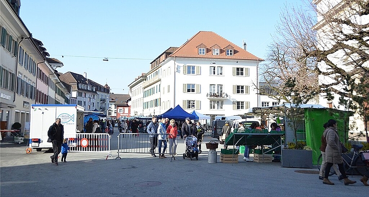 Versuchsweise werden bis Ende April verlängerte Öffnungszeiten des Wochenmarkts auf der Kirchgasse bis 12.30 Uhr getestet. (Bild: ZVG)