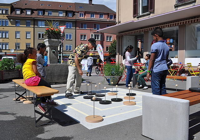 Jung und Alt können sich beim neuen Mühlespiel messen und auf den Sitzbänken verweilen. (Bild: B. Beyeler)
