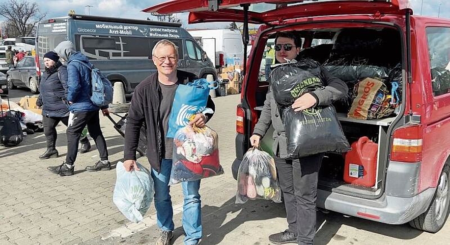 Beim Ausladen der mitgebrachten Hilfsgüter im ostpolnischen Przemysl. (Bild: ZVG)
