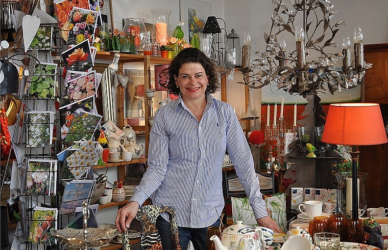 Barbara Wullschleger hört ihren Kunden in ihrem Laden Vitrinli gerne zu. B. Beyeler)