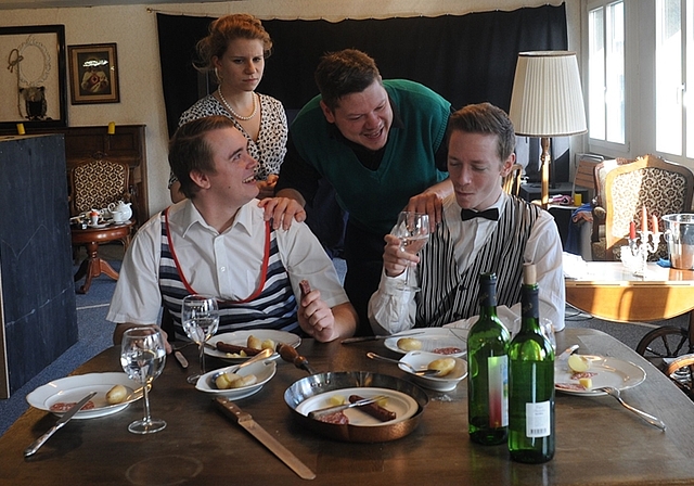 Das Abendmahl mit den Brandstiftern (v.l.): Brandstifter Schmitz (Jakob Müller), Babette Biedermann (Natalia Kurth),Gottlieb Biedermann (Manuel Locher) und Brandstifter Eisenring (Christoph Stapfer). (Bild: ZVG)