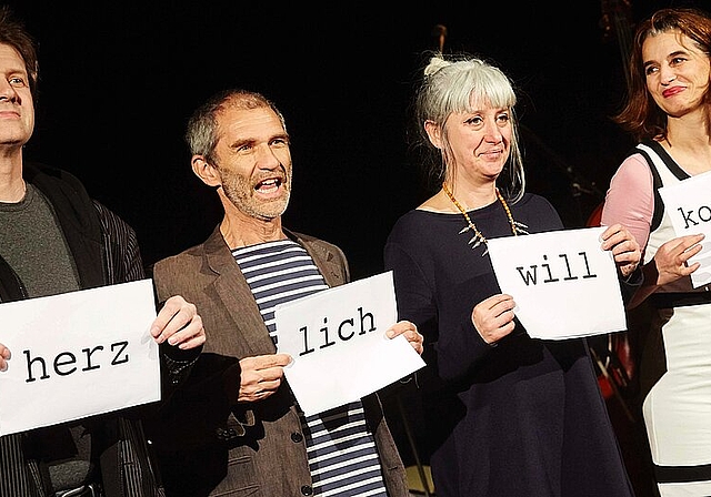 Das NiNA Theater mit (v.l.) Ueli Blum, Reto Baumgartner, Trix Meier und Franziska Senn versteckt sich mit Auszügen aus ihrem neuen Stück «Gschnorr» hinter einem Türchen des Oltner Kulturadventskalenders «23 Sternschnuppen». (Bild: ZVG)
