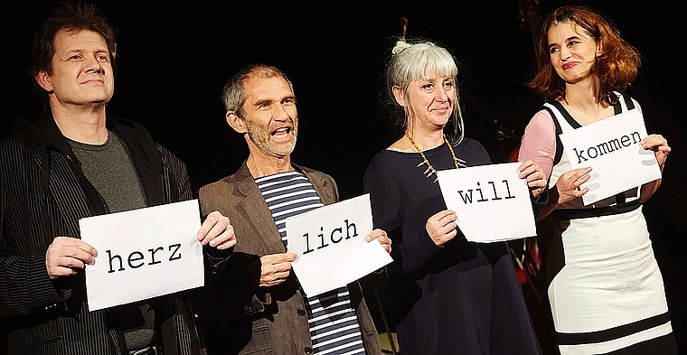 Das NiNA Theater mit (v.l.) Ueli Blum, Reto Baumgartner, Trix Meier und Franziska Senn versteckt sich mit Auszügen aus ihrem neuen Stück «Gschnorr» hinter einem Türchen des Oltner Kulturadventskalenders «23 Sternschnuppen». (Bild: ZVG)