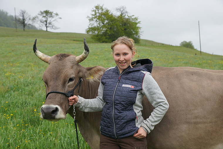Jung-Landwirtin Miriam Scheuber mit Solera, ihres Zeichens Miss Schöneuter bei der JunExBa 2019 in Mümliswil. (Bild: Achim Günter)