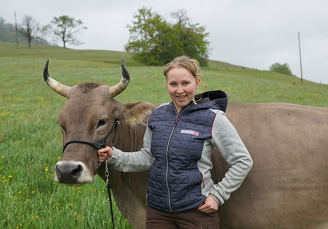 Jung-Landwirtin Miriam Scheuber mit Solera, ihres Zeichens Miss Schöneuter bei der JunExBa 2019 in Mümliswil. (Bild: Achim Günter)