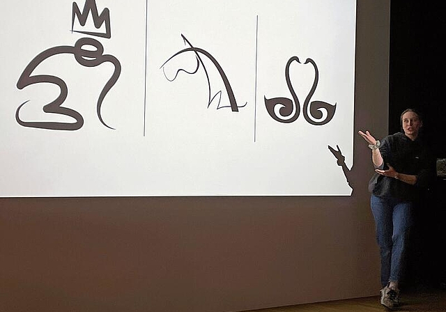 Dem Publikum wurde unter anderem gezeigt, wie ein eigenes Logo anhand von Tierfiguren entsteht. (Bild: Anna Ott)