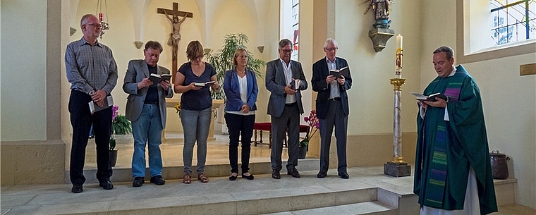 Die neuen Ratsmitglieder (v.l.) Peter Temperli, Beat Wyttenbach, Marie-Thérèse Rudolf von Rohr, Jacqueline Hodel, Daniel Blaser und Präsident Kurt Stutz wurden von Pfarrer Kai Fehringer (r.) in ihr Amt eingesetzt. Es fehlt: Esther Birchmeier. (Bil