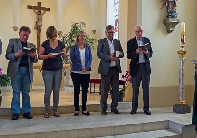 Die neuen Ratsmitglieder (v.l.) Peter Temperli, Beat Wyttenbach, Marie-Thérèse Rudolf von Rohr, Jacqueline Hodel, Daniel Blaser und Präsident Kurt Stutz wurden von Pfarrer Kai Fehringer (r.) in ihr Amt eingesetzt. Es fehlt: Esther Birchmeier. (Bil