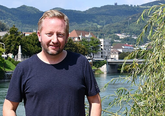 Der EHC-Olten Coach Fredrik Söderström vor dem Panorama, das er bei seiner ersten Ankunft in Olten schon genoss: Der Blick über die Aare an die Kreten vom Jurasüdfuss. (Bild: Franz Beidler)