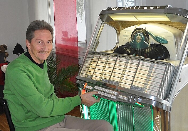 Fritz Lüthi mit seiner geliebten Wurlitzer aus dem Jahr 1957. «Ich bin immer auf der Suche nach weiteren Singles-Schallplatten für mein Sammlerstück.» vwe)