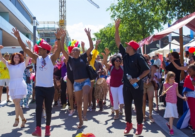Bunte Farben, ausgelassene Stimmung. Kuba ist Gastland des «Festivals der Kulturen». Menschen ziehen durch die Strassen und zeigen traditionelle Tänze. (Bild: ZVG)