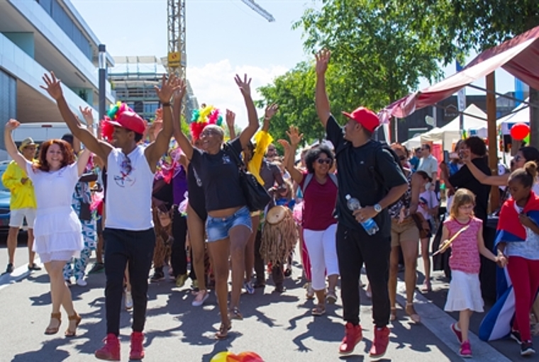 Bunte Farben, ausgelassene Stimmung. Kuba ist Gastland des «Festivals der Kulturen». Menschen ziehen durch die Strassen und zeigen traditionelle Tänze. (Bild: ZVG)