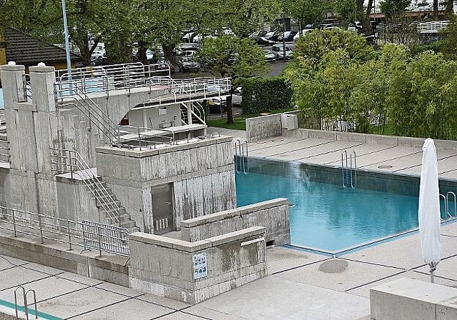 Auch das Sprungbecken der Oltner Badi soll mit einer Edelstahlauskleidung versehen werden. (Bild: Archiv/vwe)