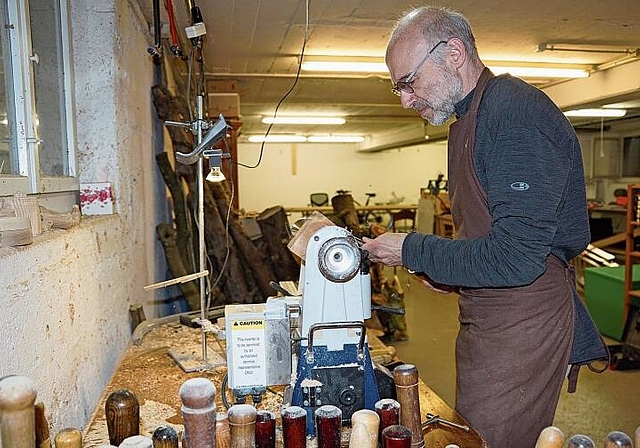 Einst vor allem mit Fossilien und Mineralien beschäftigt, liebt Christoph Della-Valle nun auch das Holz. (Bilder: Achim Günter)