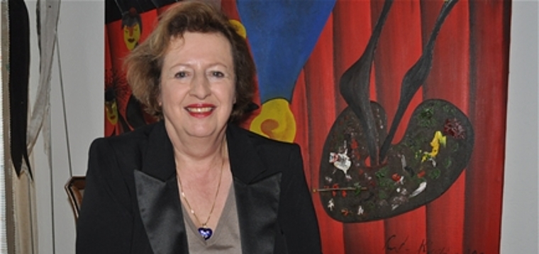 Madeleine Schüpfer in ihrem Haus vor einem Werk von Ruth Kissling, eine ihrer liebsten Künstlerinnen. mim)
