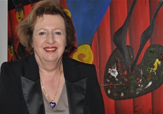 Madeleine Schüpfer in ihrem Haus vor einem Werk von Ruth Kissling, eine ihrer liebsten Künstlerinnen. mim)
