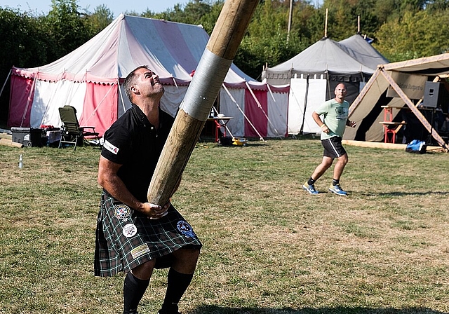 Der Baumüberschlag sei die beliebteste Disziplin bei den Zuschauern, weiss Simeon Brügger, der die Europameisterschaft der Highland-Games am kommenden Wochenende organisiert. (Bild: ZVG)