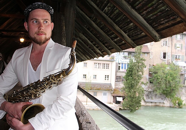 Er vermisse den Oltner Nebel - Saxofonist Simon Spiess auf seiner geliebten Oltner Holzbrücke.
