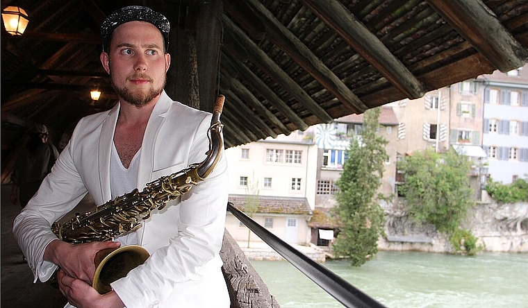 Er vermisse den Oltner Nebel - Saxofonist Simon Spiess auf seiner geliebten Oltner Holzbrücke.