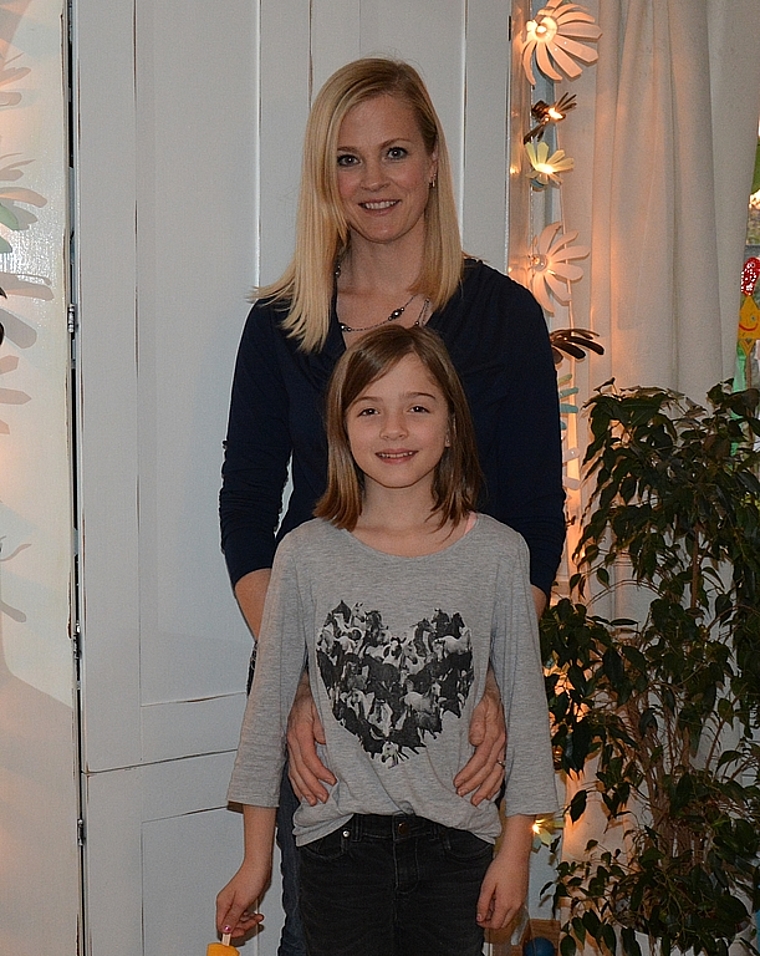 Amy Hänggli mit ihrer ältesten Tochter Kiehla vor einem ihrer vielen selbst bemalten und bearbeiteten Möbeln im «Shabby-Chic». vwe)