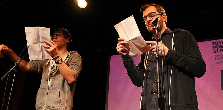 Bereits letztes Jahr in St. Gallen schafften es Phibi Reichling (l.) und Kilian Ziegler ins «Stechen» des Team-Finals. (Bild) Reicht es der «agilen Liga» an den diesjährigen Poetry Slam-Schweizermeisterschaften in Olten nun für den Titel? (Bild