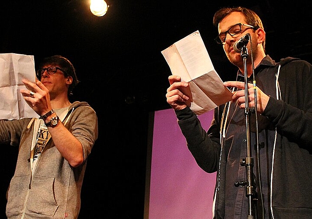 Bereits letztes Jahr in St. Gallen schafften es Phibi Reichling (l.) und Kilian Ziegler ins «Stechen» des Team-Finals. (Bild) Reicht es der «agilen Liga» an den diesjährigen Poetry Slam-Schweizermeisterschaften in Olten nun für den Titel? (Bild