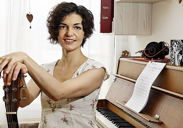 Die Sängerin und Songwriterin Denise Donatsch entflieht mit ihrer Musik der Enge des Alltages. (Bild: André Albrecht)