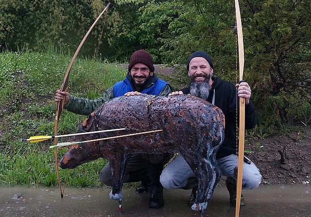 Präsident Dominik Hohl (l.) und Vizepräsident Daniel Lerch vom BSC Olten auf dem Zivilschutzgelände Gheid mit einer Wildsau aus Schaumstoff. Auf solche 3D-Ziele wird auch am Ängistei-Turnier vom 10. August geschossen. (Bild: Franz Beidler)