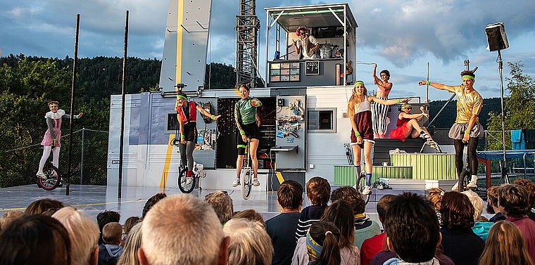 Beim Zirkus Chnopf stehen Profis und Nachwuchs-Artisten auf der Bühne, so auch die 17-jährige Joana Spuhler (2. vl.) (Bild: ZVG)