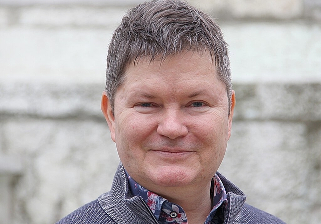 «Abstraktes Denken ist ähnlich wie abstraktes Malen», erklärt der Oltner Künstler und Coach Yves Pascal Oesch. (Bild: S. Furter)