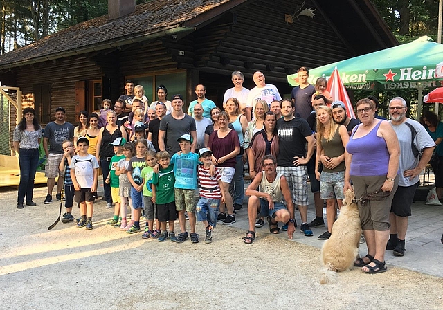Vergnügte Gesichter am Grillplausch des EHCO-Fanclubs National. (Bild:  ZVG)