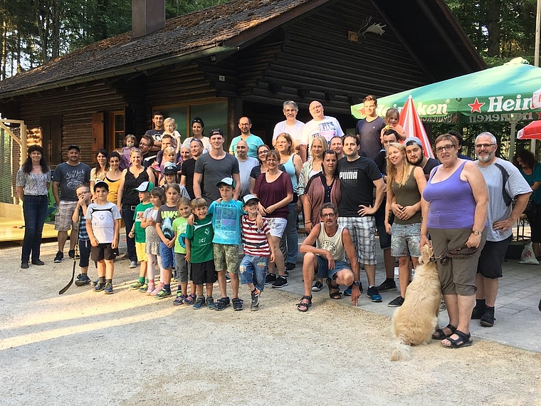 Vergnügte Gesichter am Grillplausch des EHCO-Fanclubs National. (Bild: ZVG)
