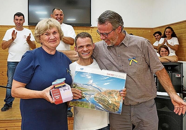 Parasolka-Präsident Andreas Schmid aus Lostorf (rechts) bedankt sich für die Gesangsdarbietung. (Bilder: Astrid Bossert Meier)