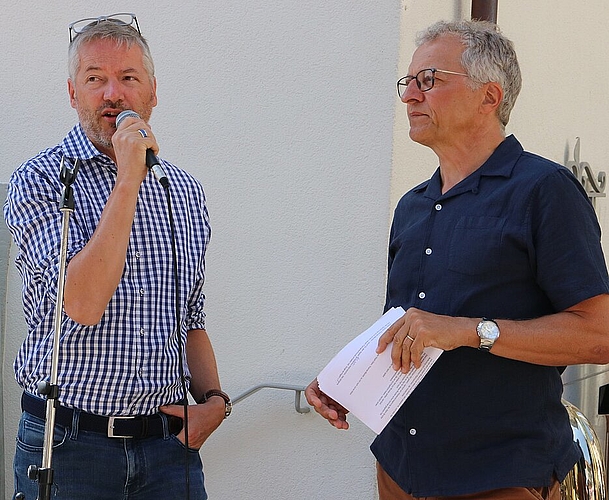 Stadtschreiber Markus Dietler (r.) interviewte Baudirektor Thomas Marbet zur Sanierung der Holzbrücke. (Bild: mim)
