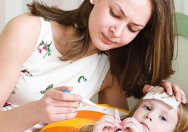 Wenn Kinderärztinnen und -ärzte nicht erreichbar sind, steht Eltern im Kanton Solothurn neu eine kindermedizinische Beratungshotline zur Verfügung. (Bild: Fotolia)