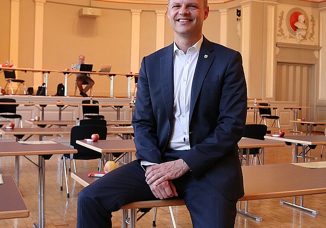 Daniel Probst hat sein Amt als Oltner Gemeindeparlamentspräsident in ungewöhnlichen Zeiten ausgeübt. Momentan tagt das Parlament jeweils im Konzertsaal des Stadttheaters Olten. (Bild: mim)