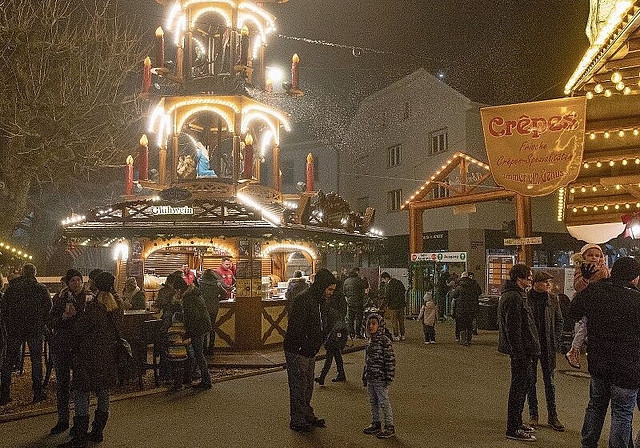 Die Glühweinpyramide ist der Magnet des Adventsdorfs. (Bilder: Julian Stettler)
