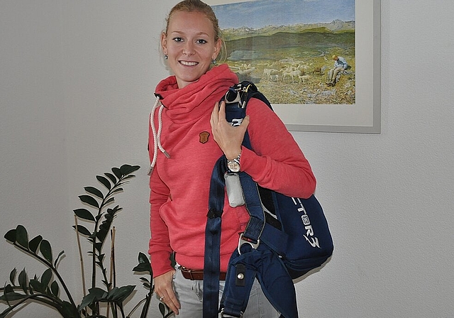 Bereit für den nächsten Sprung: Angela Schwab mit Fallschirmrucksack. vwe)
