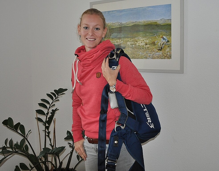 Bereit für den nächsten Sprung: Angela Schwab mit Fallschirmrucksack. vwe)