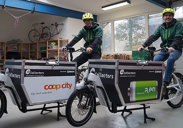 Co-Geschäftsführer Matthias Tschopp (l.) und Disponent Silvan Flückiger auf den Collectors-Velos in der Zentrale an der Feldstrasse 30 in Olten. (Bild: Franz Beidler)