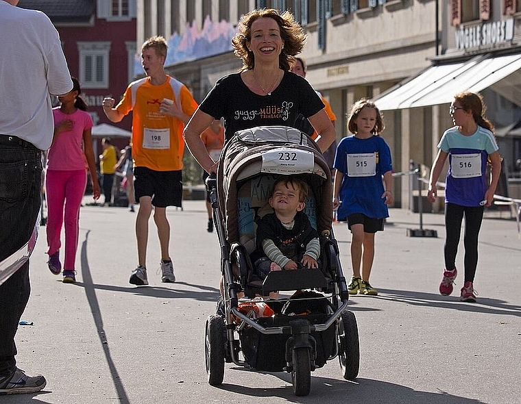 Langjährige Läuferin und OK-Mitglied Doris Oetiker hatte früher ihre Kinder im Kinderwagen auf dem Lauf mit dabei. (Bild: ZVG)
