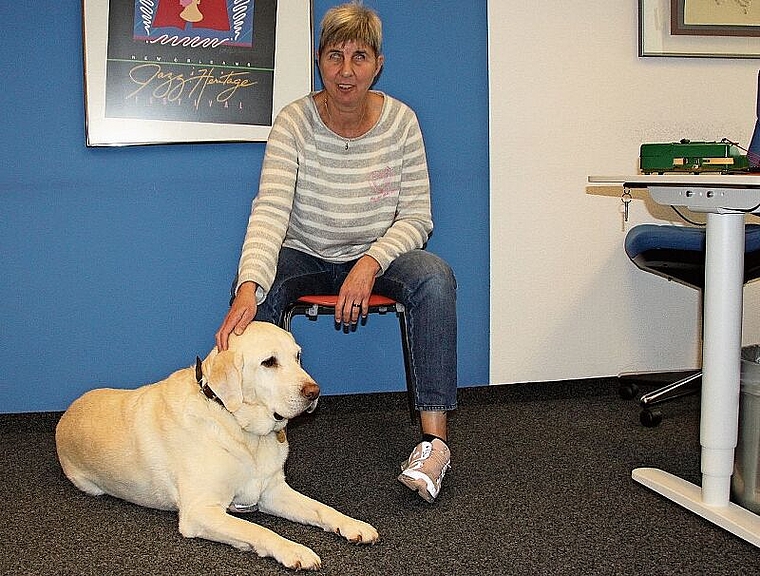 Domenica Griesser, Sozialarbeiterin bei «Fokus-plus», mit ihrem langjährigen Begleiter, dem Labrador Qiu. (Bild: Denise Donatsch)