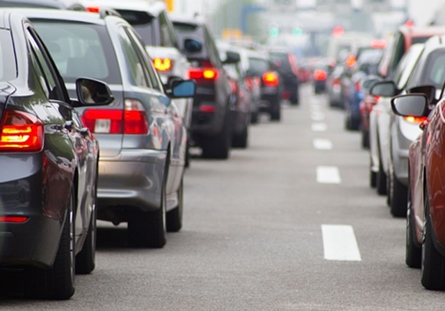 Eine vermehrte Lenkung der Mittel auf den öffentlichen Verkehr und den Fuss- und Veloverkehr ist unerlässlich, sind Kanton und Stadt überzeugt, weshalb der Oltner Stadtrat an seinem Mobilitätsplan festhalten wird. (Bild: Fotolia)