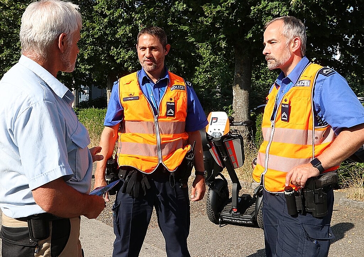 Vor dem Sälipark positionierten sich die beiden Polizisten für eine Stunde, um bei Fragen und Anliegen Auskunft zu geben. (Bild: mim)
